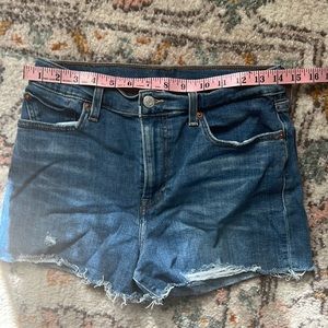 Women’s Levi’s shorts W29